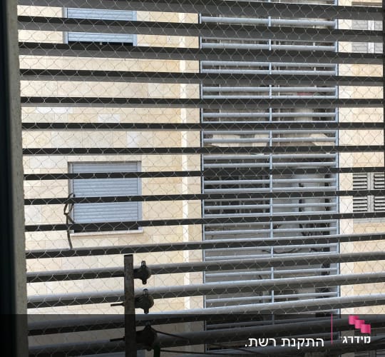 רשת מתכת מותקנת למניעת כניסת יונים
